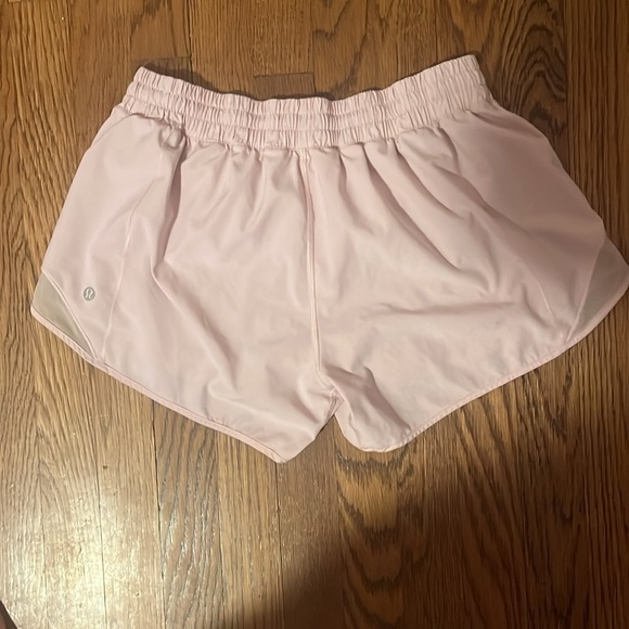 LULULEMON HOTTY HOT SHORTS IN STRAWBERRY MILKSHAKE!!🍓🥛 - Picture 4 of 8